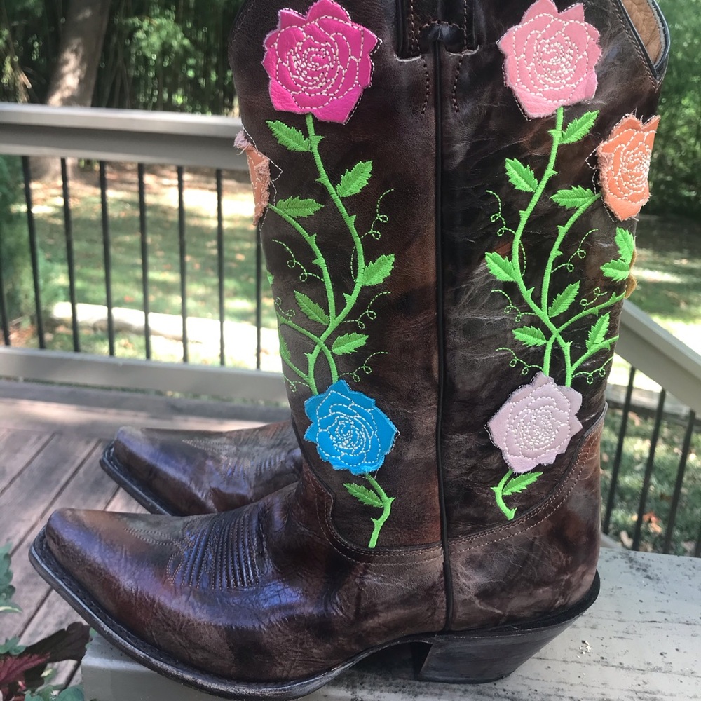 Justin floral embroidered boots.